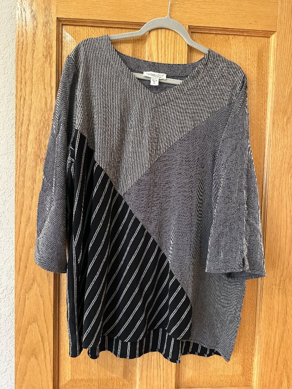 Color blocked 3/4 sleeve top